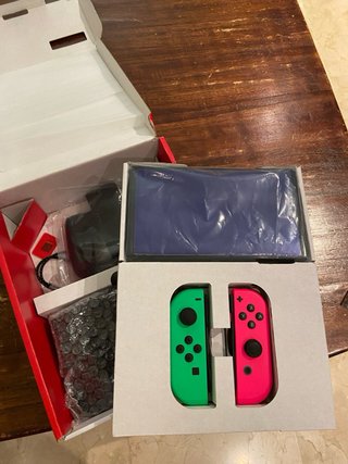 Nintendo Switch OLED + Mario Kart 8 Deluxe + MicroSD