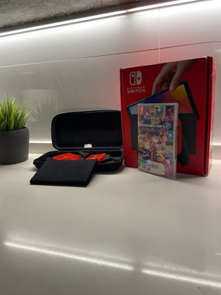 Nintendo Switch OLED + Mario Kart 8 Deluxe + MicroSD