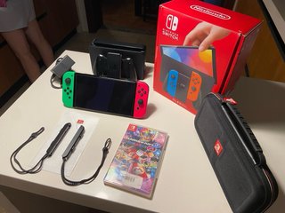 Nintendo Switch OLED + Mario Kart 8 Deluxe + MicroSD