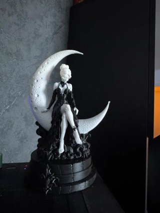 Figura Decorativa Dama Luna LAYERLAB