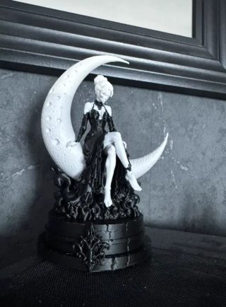 Figura Decorativa Dama Luna LAYERLAB