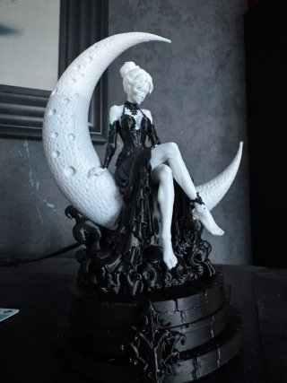 Figura Decorativa Dama Luna LAYERLAB