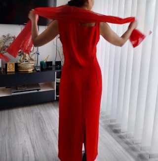 Vestido de fiesta rojo con chal