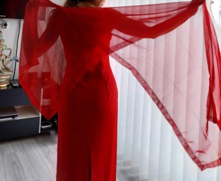 Vestido de fiesta rojo con chal