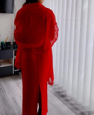 Vestido de fiesta rojo con chal