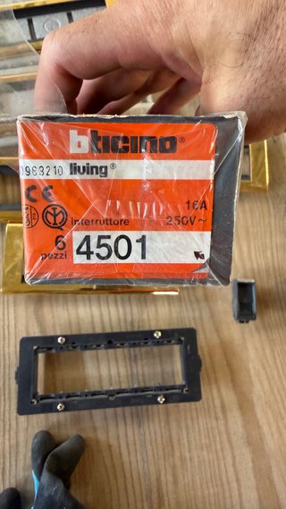 Bticino 4501 Interruptores y marcos 4716 (ser.Oro)