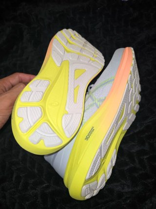 Zapatillas ASICS grises y naranjas