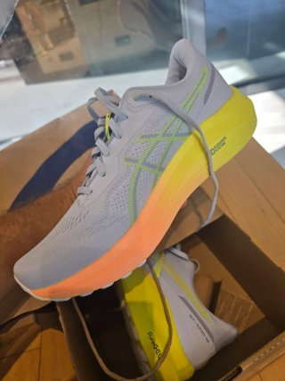 Zapatillas ASICS grises y naranjas