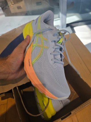 Zapatillas ASICS grises y naranjas