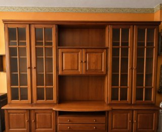 Mueble de salón de madera con vitrinas