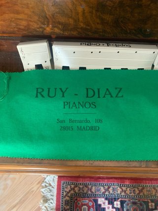 Piano antiguo de madera