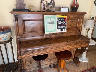 Piano antiguo de madera