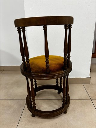 Taburete de madera tapizado