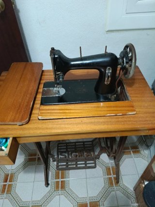 Máquina de coser antigua de madera y metal