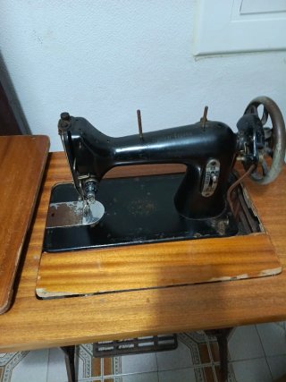 Máquina de coser antigua de madera y metal