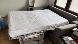 Sofá cama gris de tela