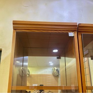 2 Vitrinas Madera Puertas Cristal y Espejo