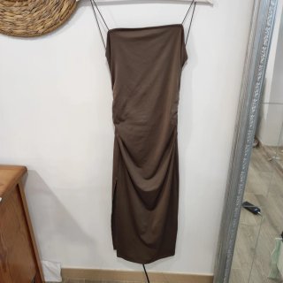 Vestido largo marrón con fruncido