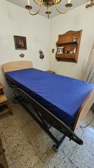 Cama articulada Ezis con carro elevador en Sevilla