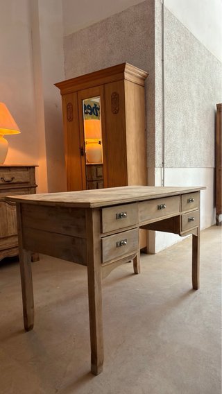 Escritorio antiguo de madera