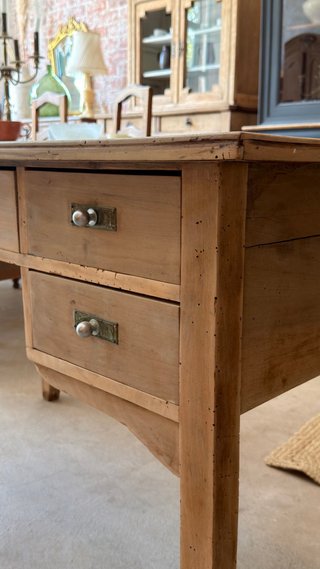 Escritorio antiguo de madera