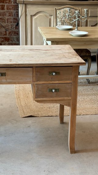 Escritorio antiguo de madera