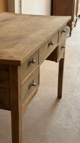 Escritorio antiguo de madera