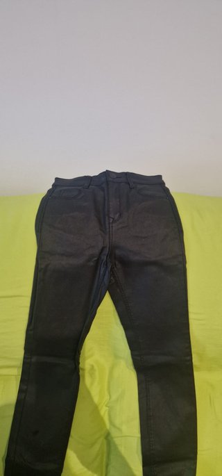 Pantalón efecto piel Stradivarius negro T.34