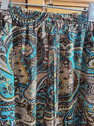 Pantalón estampado mujer cogido en tobillos