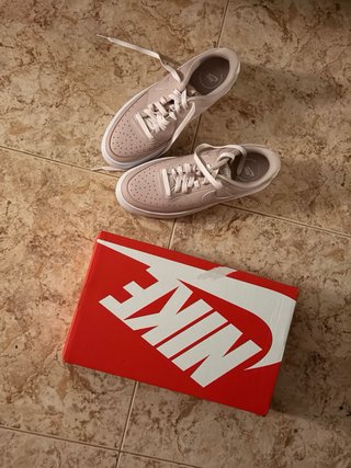 Nike rosa chiaro