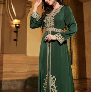 Vestido largo verde con bordados dorados