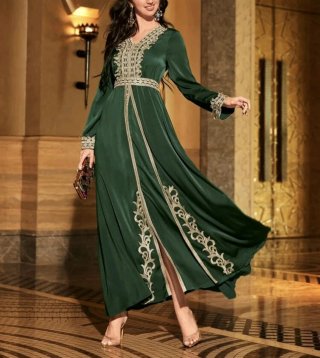 Vestido largo verde con bordados dorados