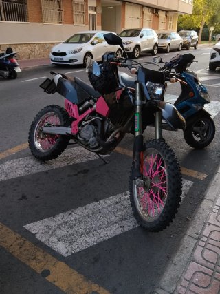 KTM 525 EXC Enduro/Motocross Negra y Rosa