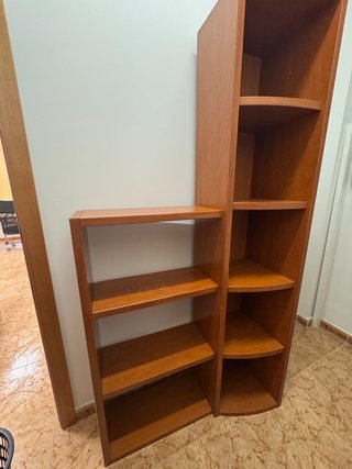 Estantería de madera marrón