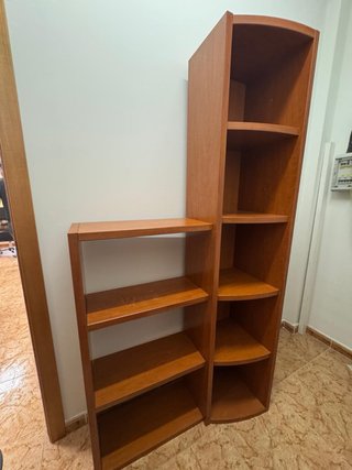 Estantería de madera marrón