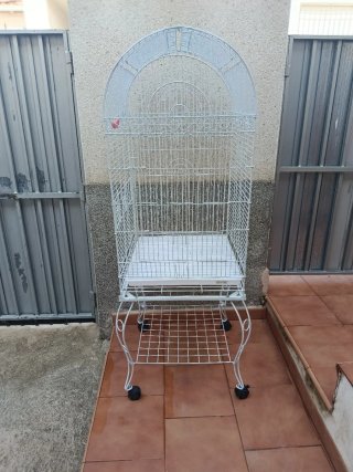 Jaula para pájaros blanca con ruedas