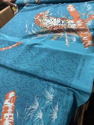 Foulard seta purablu con stampa leopardo e paisley