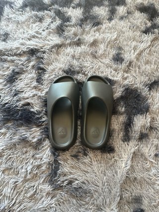 Chanclas Yeezy Color negro Talla 43