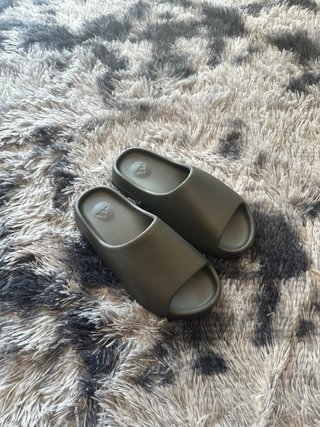 Chanclas Yeezy Color negro Talla 43