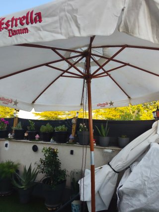 Sombrilla Grande Estrella Damm