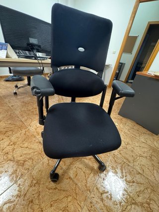 Silla de oficina ergonómica negra