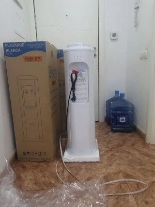Dispensador de agua.caliente