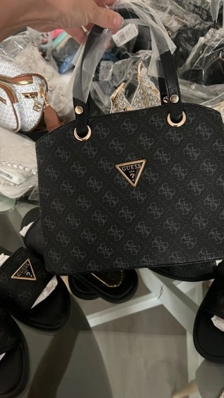 Bolso y Sandalias Guess Negro y Dorado