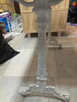 Mesa de mármol y metal