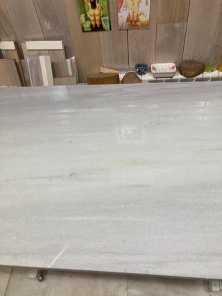 Mesa de mármol y metal