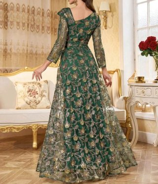 Vestido de fiesta verde con detalles dorados