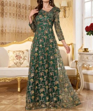 Vestido de fiesta verde con detalles dorados