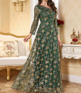 Vestido de fiesta verde con detalles dorados