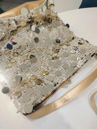Bolso dorado con lentejuelas