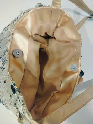 Bolso dorado con lentejuelas